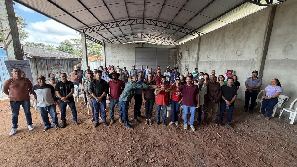 Cláudia de Jesus entrega barracão para produtores de Teixeirópolis