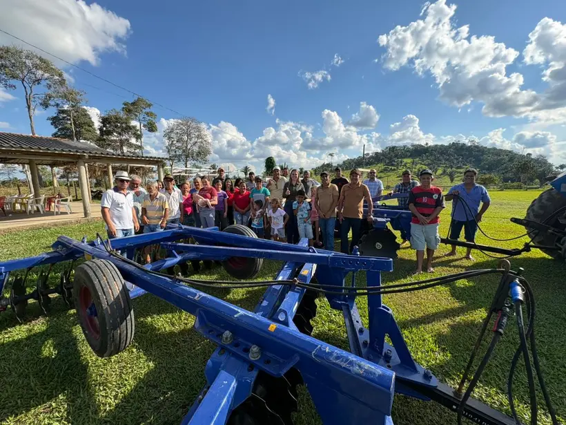 Cláudia de Jesus entrega equipamentos agrícolas a ASPRUCA em Campo Novo