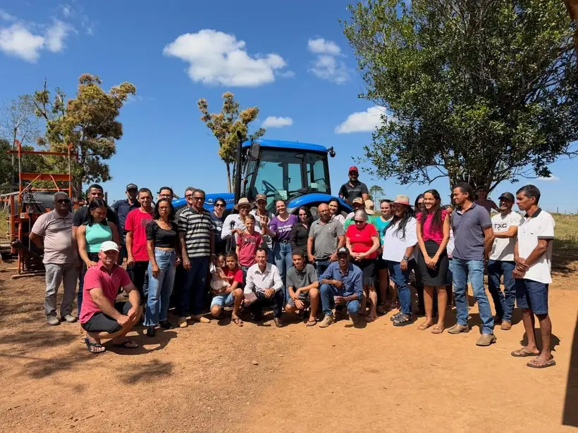 Claudia de Jesus entrega trator a Rota 153 em Ji Parana