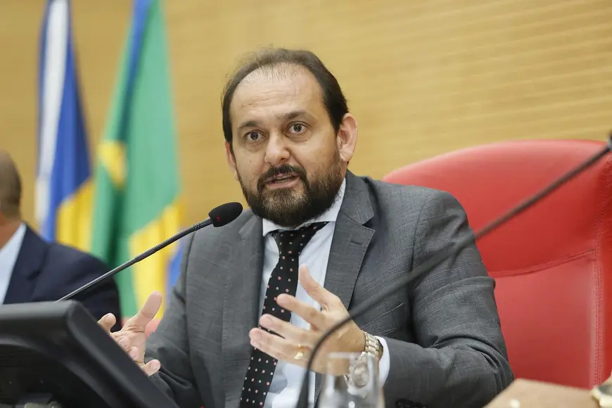 Laerte Gomes entrega duas vans e percorre rodovias de Rondonia
