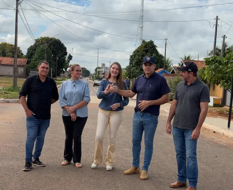 Gislaine Lebrinha acompanha calçadas construídas em Seringueiras