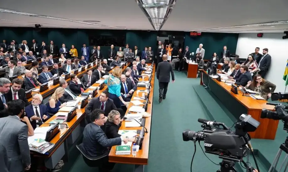 CCJ admite PEC para reduzir maioridade penal de 18 para 16 anos