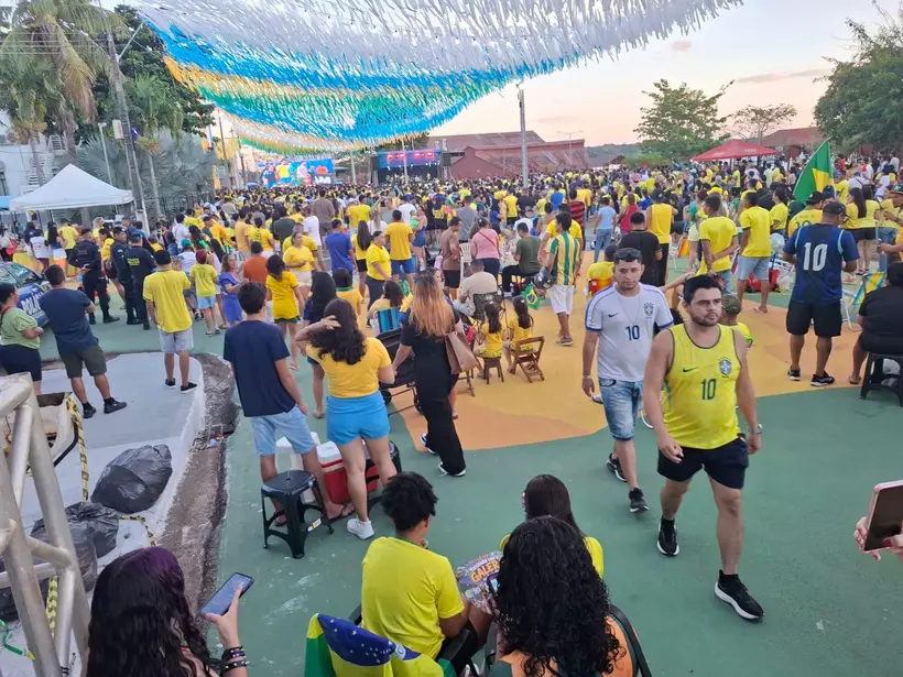 Torcida de Porto Velho lota Rua do Hexa para estreia do Brasil
