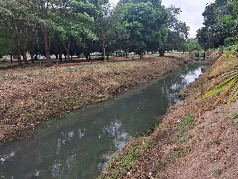Prefeitura limpa canal na Rua Apolo em Flodoaldo Pontes Pinto