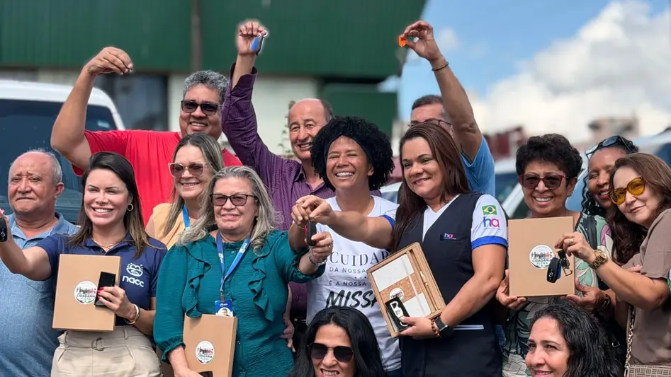 Sílvia Cristina entrega dez vans a Apaes e entidades sociais