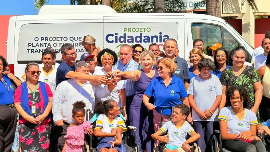 Silvia Cristina entrega van a Apae e destina 200 mil a entidades