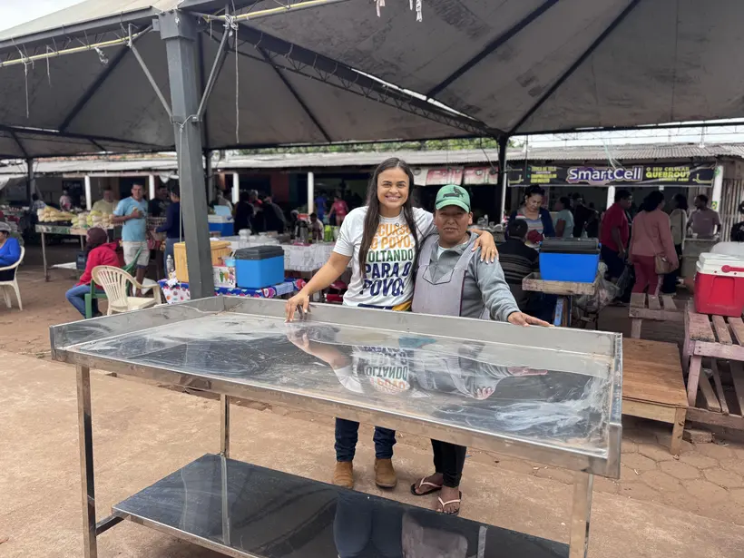 Taíssa Sousa entrega 35 mesas inox a feirantes de Guajará Mirim