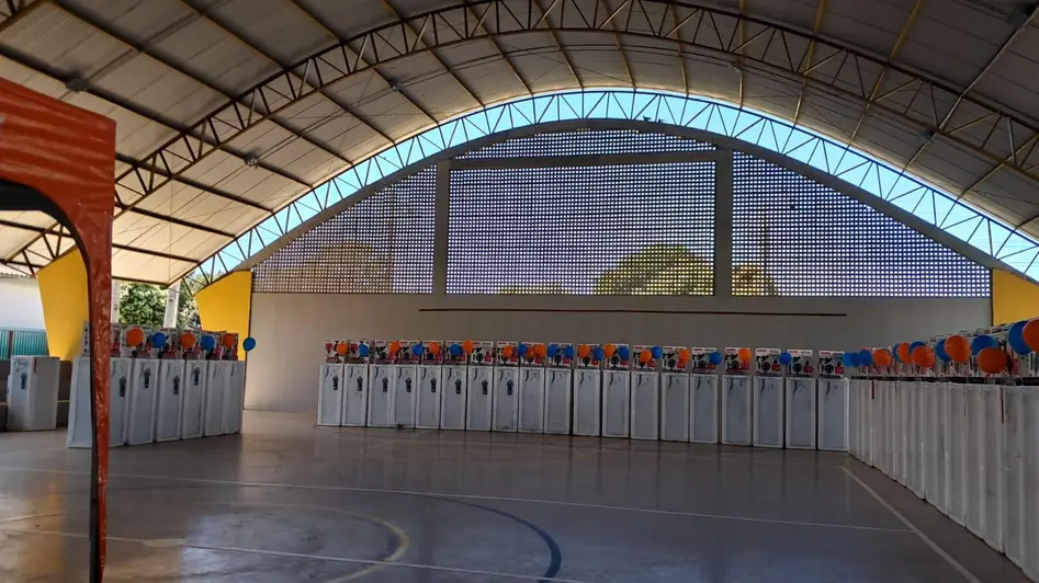 Energisa entrega 50 geladeiras ventiladores e lampadas LED em Ariquemes